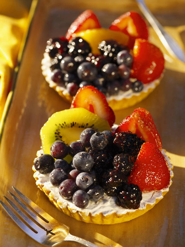 点心,无人,竖图,俯视,室内,特写,白天,下午茶,餐桌,桌子,草莓,浆果,蓝莓,猕猴桃,餐具,水果,一把,一堆,许多,阴影,堆叠,堆积,朦胧,模糊,新鲜,反射,叉子,碟子,盘,影子,生食,食品,果实,蛋挞,食物,糕点,红色,盘子,碟,有机食品,绿色食品,餐台,堆,餐叉,蛋塔,进餐用具,洋莓,水果皇后,山都柿,奇异果,猕猴梨,蓝浆果,蓝靛果,红莓,地莓,彩图,高角度拍摄