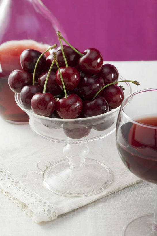 红酒,葡萄酒,无人,竖图,俯视,室内,特写,白天,餐桌,桌子,樱桃,杯子,水果,一堆,许多,阴影,堆叠,堆积,朦胧,模糊,新鲜,反射,高脚杯,影子,生食,食品,果实,红酒杯,酒类,玻璃制品,酒,食物,饮料,红色,酒杯,水杯,红葡萄酒,有机食品,绿色食品,餐台,堆,葡萄酒杯,玻璃杯,樱珠,莺桃,英桃,楔桃,牛桃,荆桃,彩图,高角度拍摄