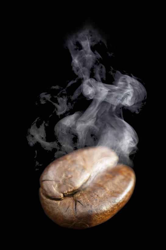 咖啡,无人,竖图,室内,特写,白天,正面,植物,雾,豆,阴影,沸腾,黑色背景,反射,蒸汽,影子,豆类,豆子,水蒸气,一个,咖啡豆,摄影,影棚,单个,豆科,蒸发,咖啡因,彩图,影棚拍摄,拍摄