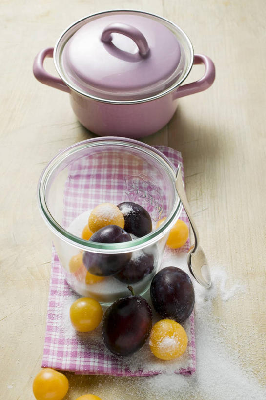 无人,竖图,俯视,室内,特写,白天,烹饪,餐桌,桌子,李子,厨具,水果,玻璃,一堆,许多,阴影,堆叠,堆积,新鲜,反射,布料,炖锅,锅子,影子,陶瓷,生食,食品,果实,陶瓷制品,布纹,锅,玻璃制品,桌布,食物,玻璃瓶,餐巾,瓶子,台布,摄影,有机食品,绿色食品,影棚,餐台,锅具,堆,烹饪用具,广口瓶,红李,鸡血李,杏李,烹调用具,烹调,彩图,高角度拍摄,影棚拍摄,拍摄