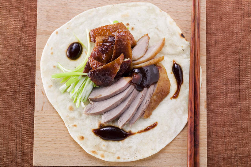 点心,烤鸭,无人,横图,俯视,室内,特写,白天,烹饪,中餐,餐桌,桌子,蔬菜,切开,阴影,新鲜,反射,影子,葱,青葱,调料,酱料,酱汁,肉,佐料,料理,食品,调味品,调味料,文化,鸭肉,酱,小吃,菜肴,美食,肉类,食物,糕点,甜食,切,中式,佳肴,有机食品,绿色食品,餐台,薄饼,剖面,肉食,北京烤鸭,切面,北京菜,京帮菜,京菜,彩图,高角度拍摄