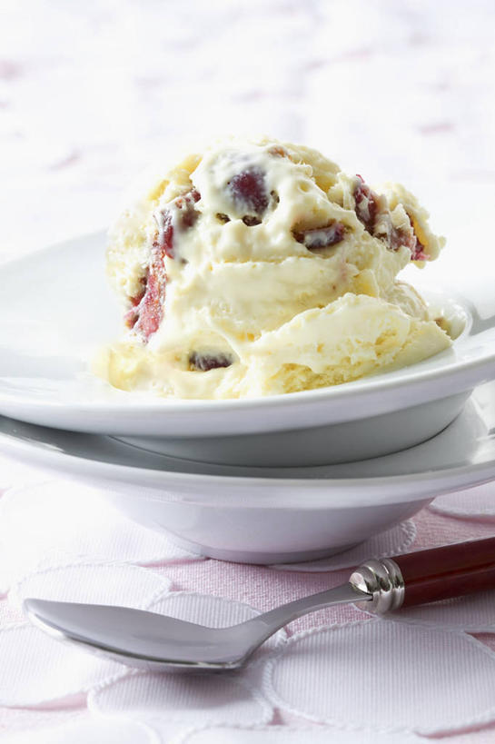 无人,竖图,俯视,室内,特写,白天,餐桌,桌子,樱桃,水果,一把,阴影,朦胧,模糊,新鲜,反射,影子,勺子,陶瓷,生食,食品,冰激凌,果实,陶瓷制品,清凉,白巧克力,食物,两个,白色,容器,调羹,汤匙,碗,冷饮,巧克力,舒服,冰淇淋,有机食品,绿色食品,餐台,储藏,朱古力,解暑,储存,解渴,雪糕,舒爽,冰糕,消暑,樱珠,莺桃,英桃,楔桃,牛桃,荆桃,彩图,高角度拍摄,贮存