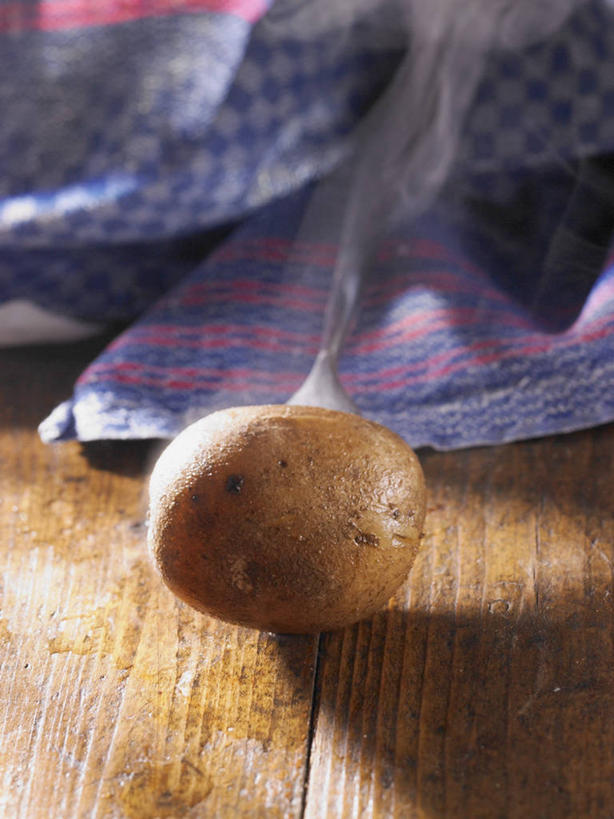 无人,竖图,俯视,室内,特写,白天,餐桌,桌子,蔬菜,土豆,阴影,朦胧,模糊,新鲜,反射,木制,布料,影子,食品,布纹,桌布,食物,一个,餐巾,木制品,台布,有机食品,绿色食品,单个,餐台,馍馍蛋,洋芋,山药蛋,马铃薯,彩图,高角度拍摄