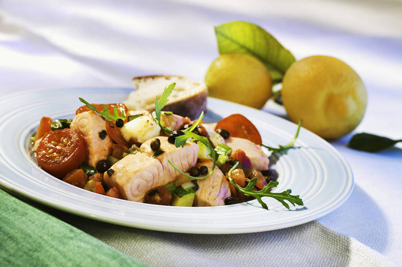 奶酪,无人,横图,俯视,室内,特写,白天,白色背景,烹饪,西餐,餐桌,桌子,蔬菜,西红柿,小番茄,叶子,阴影,新鲜,反射,影子,肉,鱼肉,干酪,起司,料理,食品,绿叶,西葫芦,芝士,营养,菜肴,美食,肉类,食物,红色,嫩叶,乳酪,白瓜,西式,摄影,佳肴,有机食品,绿色食品,影棚,餐台,乳制品,发酵,肉食,茭瓜,马苏里拉,马苏里拉奶酪,马祖里拉,莫扎雷拉,莫兹瑞拉,莫扎里拉,小西红柿,樱桃小番茄,珍珠小番茄,叶,叶片,樱桃番茄,圣女果,番茄,彩图,高角度拍摄,影棚拍摄,拍摄