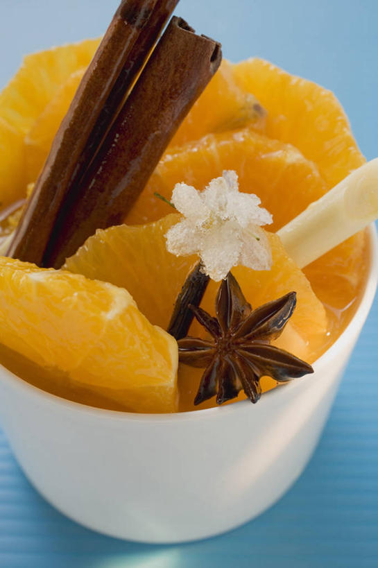 无人,竖图,俯视,室内,特写,白天,植物,餐桌,桌子,柑橘,水果,阴影,蓝色背景,新鲜,反射,影子,陶瓷,调味,生食,香料,佐料,食品,果实,草药,药草,陶瓷制品,肉桂,中药,食物,一个,白色,容器,碗,橙色,摄影,有机食品,绿色食品,影棚,单个,餐台,储藏,配料,储存,药材,中草药,桂皮,茴芹,中药材,本草,作料,官桂,牡桂,筒桂,香桂,玉桂,鹅脚板,异叶茴芹,橘子,桔子,橙子,橙,彩图,高角度拍摄,影棚拍摄,拍摄,贮存