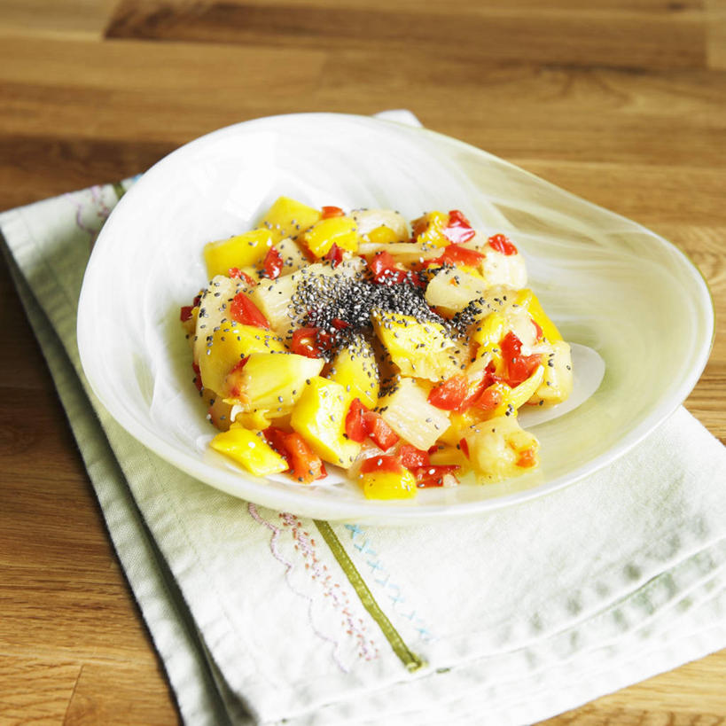 无人,方图,俯视,室内,特写,白天,餐桌,桌子,菠萝,芒果,辣椒,水果,一堆,许多,阴影,堆叠,堆积,新鲜,反射,木制,布料,影子,陶瓷,生食,沙拉,食品,果实,陶瓷制品,布纹,色拉,沙律,水果沙拉,桌布,食物,白色,餐巾,木制品,容器,台布,碗,有机食品,绿色食品,餐台,色拉酱,储藏,堆,储存,千岛酱,彩椒,辣角,红海椒,大椒,辣虎,广椒,望果,蜜望,檬果,闷果,漭果,杧果,凤梨,庵波罗果,甜椒,柿子椒,辣子,海椒,番椒,灯笼椒,彩图,高角度拍摄,贮存