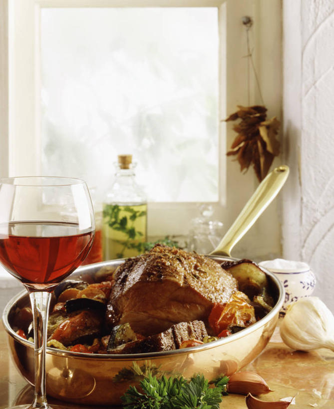 红酒,葡萄酒,无人,竖图,俯视,室内,特写,白天,烹饪,西餐,餐桌,窗户,桌子,蔬菜,杯子,金属制品,阴影,新鲜,反射,金属,高脚杯,影子,肉,牛肉,料理,食品,红酒杯,酒类,菜肴,美食,肉类,玻璃窗,玻璃制品,酒,食物,饮料,酒杯,容器,碗,红葡萄酒,西式,佳肴,有机食品,绿色食品,餐台,储藏,葡萄酒杯,储存,肉食,玻璃杯,彩图,高角度拍摄,贮存