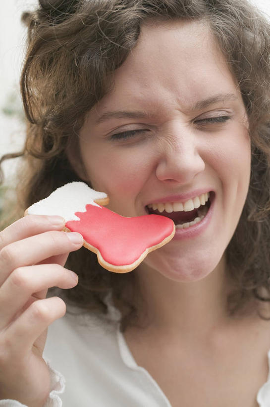 点心,西方人,手,头发,一个人,闭眼,竖图,室内,特写,白天,白色背景,正面,欧洲,圣诞节,欧洲人,仅一个年轻女性,仅一个女性,仅一个人,握,咬,阴影,服装,节日,庆祝,反射,影子,食品,棕色,曲奇,休闲装,文化,圣诞袜,袜子,食物,一个,衣服,饼干,零食,庆典,休闲,手部,休闲服,握着,摄影,服饰,影棚,单个,纪念,单手,咬着,曲奇饼,曲奇饼干,年轻女性,女人,女性,白种人,长发,卷发,闭眼睛,闭着眼,闭着眼睛,半身,彩图,影棚拍摄,拍摄