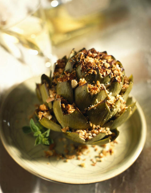 点心,面包,无人,竖图,俯视,室内,特写,白天,烹饪,西餐,餐桌,桌子,蔬菜,餐具,阴影,朦胧,模糊,新鲜,反射,碟子,盘,影子,朝鲜蓟,料理,食品,面点,菜肴,美食,食物,糕点,一个,白色,盘子,碟,洋蓟,西式,佳肴,有机食品,绿色食品,单个,餐台,彩图,高角度拍摄,菜蓟,法国百合,球洋蓟,蔬菜之皇,洋百合