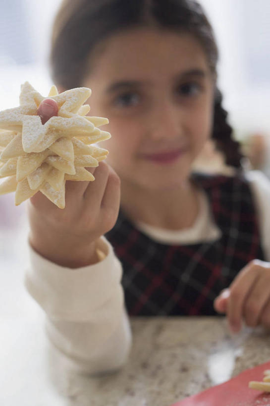 点心,西方人,儿童,手,一个人,坐,举,笑,微笑,竖图,俯视,室内,特写,白天,纯洁,桌子,欧洲,圣诞节,欧洲人,仅一个女性,仅一个人,阴影,服装,节日,朦胧,模糊,庆祝,反射,影子,星星,食品,曲奇,注视,休闲装,文化,食物,小孩,衣服,饼干,果酱,零食,观察,看,托,仅一个小孩,庆典,休闲,星形,手部,休闲服,可爱,童年,童趣,服饰,观看,纪念,单手,察看,关注,曲奇饼,童真,曲奇饼干,烂漫,无邪,果子酱,天真,女孩,女人,女性,白种人,孩子,五角星,举起,举手,举着,向上举,向上伸,向上托,坐着,半身,彩图,高角度拍摄,女生