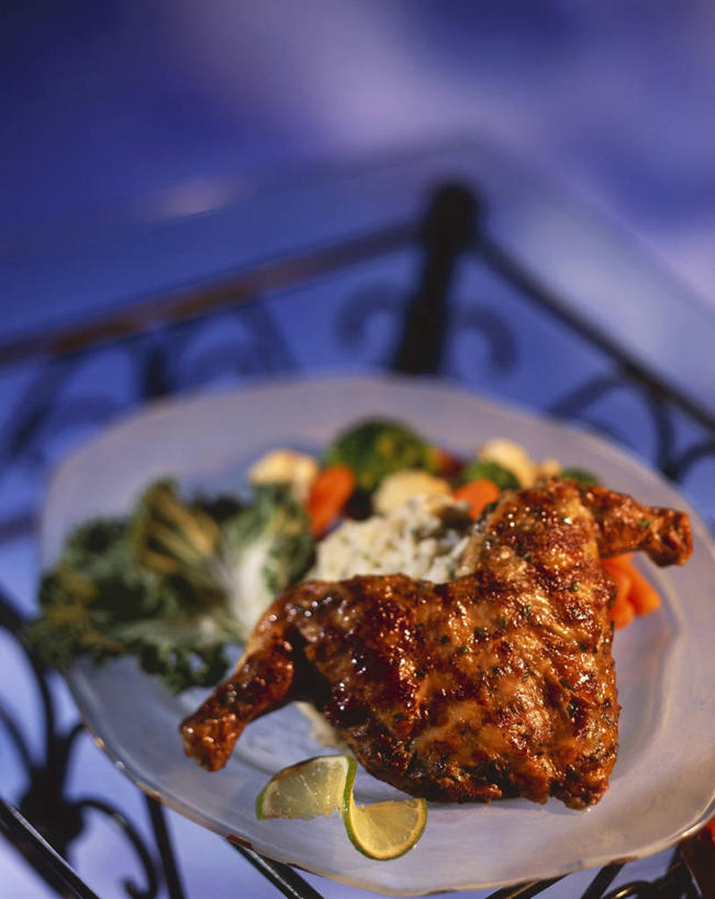 无人,栏杆,竖图,俯视,室内,特写,白天,烹饪,西餐,餐桌,桌子,蔬菜,餐具,许多,阴影,朦胧,模糊,新鲜,反射,碟子,盘,影子,围栏,鸡肉,肉,料理,食品,鸡腿,菜肴,美食,肉类,护栏,食物,一个,白色,盘子,碟,西式,佳肴,有机食品,绿色食品,单个,餐台,鸡腿肉,肉食,彩图,高角度拍摄