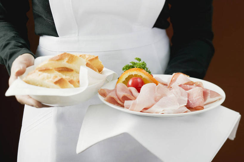 点心,面包,西方人,手,一个人,服务员,站,捧,横图,室内,特写,白天,正面,工作服,制服,生活用品,蔬菜,西红柿,小番茄,餐具,欧洲,欧洲人,双手,仅一个年轻女性,仅一个女性,仅一个人,阴影,新鲜,反射,碟子,盘,影子,纸,肉,食品,面点,火腿,猪肉,肉类,食物,腌制,糕点,红色,盘子,碟,纸巾,日用品,站着,手部,有机食品,绿色食品,卫生纸,肉食,豚肉,工作制服,生活用纸,熏制,火肉,兰熏,猪腿,小西红柿,樱桃小番茄,珍珠小番茄,年轻女性,女人,女性,白种人,服务生,侍者,樱桃番茄,圣女果,番茄,端,端着,捧着,手捧,站立,半身,彩图,工作套服