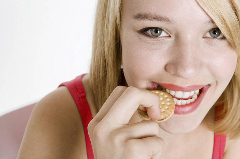 点心,西方人,手,头发,一个人,笑,吃,微笑,露齿笑,横图,室内,特写,白天,白色背景,正面,欧洲,欧洲人,仅一个年轻女性,仅一个女性,仅一个人,握,咬,阴影,服装,反射,背心,影子,食品,曲奇,注视,食物,一个,衣服,红色,饼干,零食,观察,看,手部,金色,握着,摄影,服饰,影棚,单个,观看,单手,察看,衣着,穿着,关注,曲奇饼,曲奇饼干,衣饰,年轻女性,女人,女性,白种人,直发,嚼,食,半身,彩图,影棚拍摄,拍摄,短发