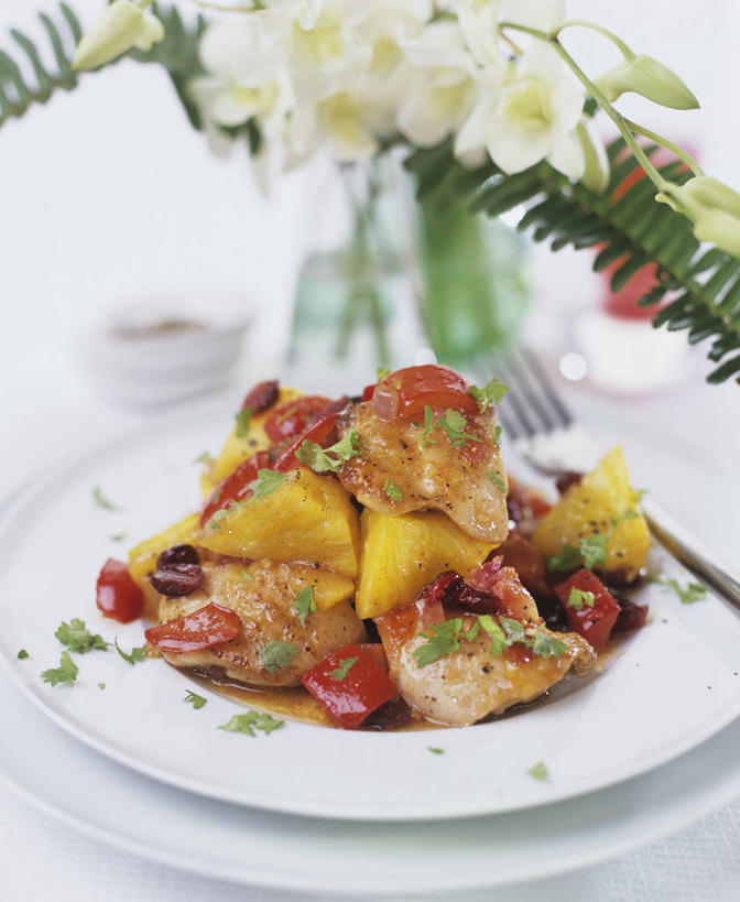 无人,竖图,俯视,室内,特写,白天,烹饪,西餐,餐桌,桌子,菠萝,蔬菜,西红柿,小番茄,餐具,花瓶,水果,玻璃,阴影,新鲜,盛开,反射,碟子,盘,影子,鸡肉,肉,生食,料理,食品,果实,花蕾,蔬果,菜肴,美食,肉类,玻璃制品,花,花瓣,花朵,鲜花,食物,红色,白色,盘子,瓶子,碟,花苞,花蕊,西式,佳肴,有机食品,绿色食品,餐台,肉食,小西红柿,樱桃小番茄,珍珠小番茄,凤梨,樱桃番茄,圣女果,番茄,彩图,高角度拍摄