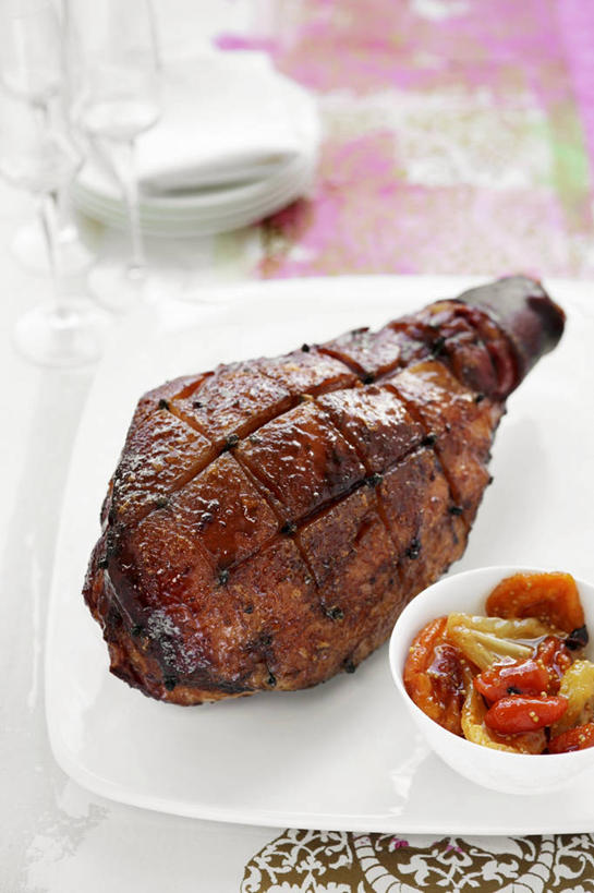 无人,竖图,俯视,室内,特写,白天,烹饪,西餐,餐桌,桌子,餐具,阴影,朦胧,模糊,反射,碟子,盘,影子,调料,酱料,酱汁,肉,佐料,料理,食品,调味品,调味料,火腿,猪肉,酱,菜肴,美食,肉类,食物,腌制,白色,盘子,碟,西式,佳肴,餐台,肉食,豚肉,熏制,火肉,兰熏,猪腿,彩图,高角度拍摄