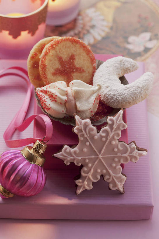 点心,无人,竖图,俯视,室内,特写,白天,餐桌,桌子,餐具,圣诞节,许多,阴影,节日,庆祝,装饰,反射,碟子,挂饰,盘,影子,雪花,食品,圣诞球,曲奇,文化,球,食物,粉色,盘子,碟,饼干,零食,庆典,球体,餐台,纪念,华丽,修饰,点缀,曲奇饼,曲奇饼干,衬托,美观,雅致,雅观,彩图,高角度拍摄