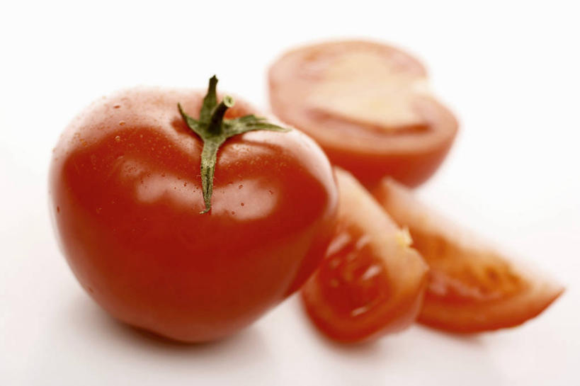 无人,横图,俯视,室内,特写,白天,白色背景,餐桌,桌子,蔬菜,西红柿,阴影,朦胧,模糊,新鲜,反射,影子,食品,食物,红色,摄影,有机食品,绿色食品,影棚,餐台,横截面,剖面,截面,截面图形,番茄,彩图,高角度拍摄,影棚拍摄,拍摄