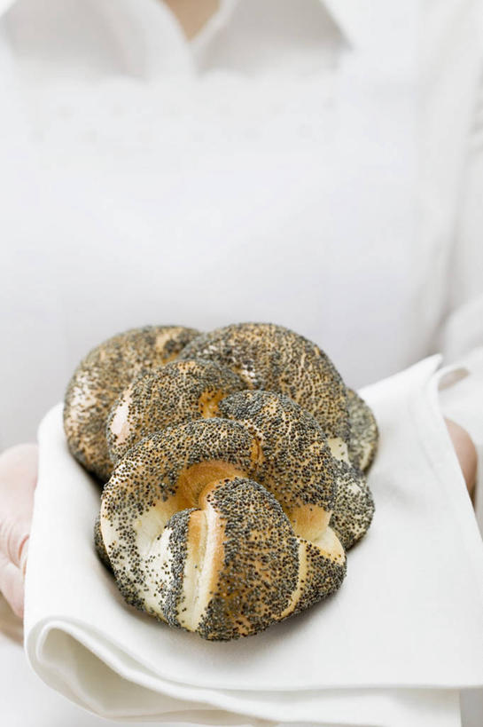 点心,面包,西方人,一个人,站,捧,竖图,俯视,室内,特写,白天,衬衫,欧洲,欧洲人,仅一个年轻女性,仅一个女性,仅一个人,阴影,服装,朦胧,模糊,反射,布料,影子,食品,面点,布纹,休闲装,桌布,食物,糕点,三个,衣服,餐巾,台布,站着,休闲,休闲服,服饰,罂粟籽,年轻女性,女人,女性,白种人,阿芙蓉,端,端着,捧着,手捧,站立,半身,彩图,高角度拍摄,衬衣,米囊,御米