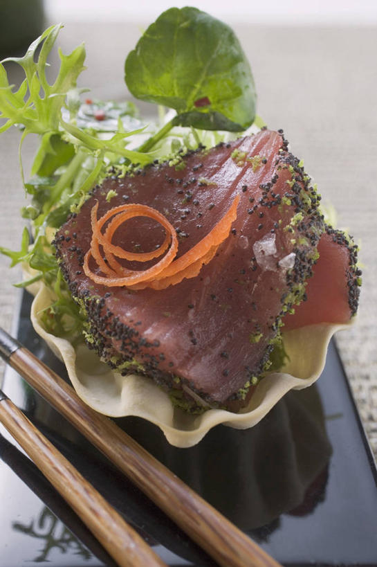 无人,竖图,俯视,室内,特写,白天,烹饪,西餐,餐桌,筷子,桌子,蔬菜,餐具,叶子,一双,阴影,新鲜,反射,碟子,盘,影子,肉,鱼肉,料理,食品,绿叶,鲔鱼,文化,传统,金枪鱼,菜肴,美食,肉类,食物,盘子,碟,嫩叶,西式,佳肴,有机食品,绿色食品,餐台,礼节,罂粟籽,吞拿鱼,礼仪,肉食,叶,叶片,进餐用具,阿芙蓉,彩图,高角度拍摄,米囊,御米