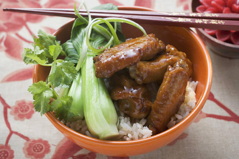 无人,横图,俯视,室内,特写,白天,餐桌,筷子,桌子,蔬菜,餐具,玻璃,一堆,一双,许多,阴影,堆叠,堆积,朦胧,模糊,新鲜,反射,布料,影子,青菜,鸡肉,肉,食品,布纹,文化,传统,鸡翅,肉类,玻璃制品,桌布,食物,餐巾,容器,台布,碗,有机食品,绿色食品,餐台,储藏,堆,礼节,储存,小白菜,礼仪,肉食,不结球白菜,进餐用具,彩图,高角度拍摄,贮存