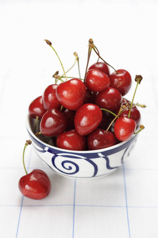 无人,竖图,俯视,室内,特写,白天,白色背景,餐桌,桌子,樱桃,水果,一堆,许多,阴影,堆叠,堆积,新鲜,反射,影子,陶瓷,生食,食品,果实,陶瓷制品,食物,一个,红色,容器,碗,摄影,有机食品,绿色食品,影棚,单个,餐台,储藏,堆,储存,樱珠,莺桃,英桃,楔桃,牛桃,荆桃,彩图,高角度拍摄,影棚拍摄,拍摄,贮存