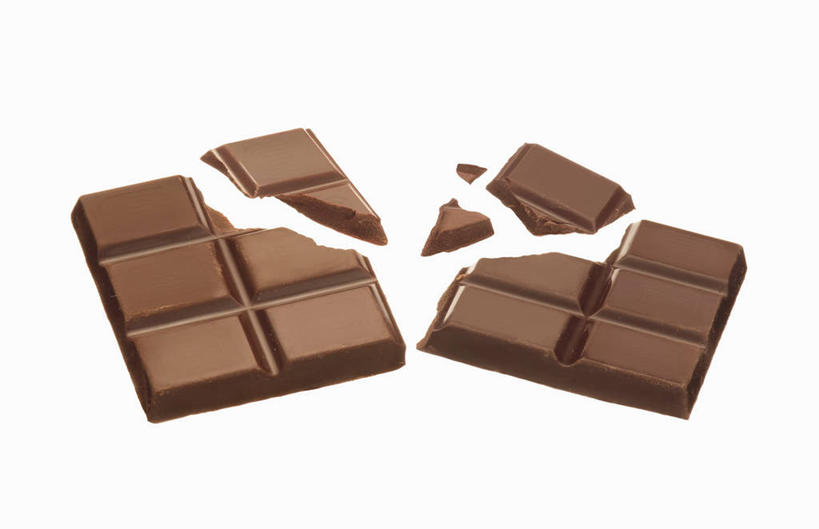 无人,横图,俯视,室内,特写,白天,白色背景,餐桌,桌子,阴影,反射,影子,食品,糖,糖果,甜点,甜品,褐色,破坏,破损,食物,甜食,巧克力,摄影,影棚,餐台,朱古力,损坏,彩图,高角度拍摄,影棚拍摄,拍摄