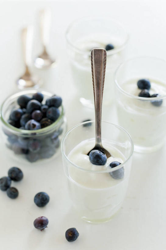 牛奶,无人,竖图,俯视,室内,特写,白天,白色背景,餐桌,桌子,浆果,蓝莓,杯子,水果,一把,一堆,许多,阴影,堆叠,堆积,朦胧,模糊,新鲜,反射,影子,勺子,生食,食品,果实,饮品,营养,酸奶,玻璃制品,食物,饮料,蓝色,水杯,调羹,汤匙,摄影,有机食品,绿色食品,影棚,餐台,堆,乳制品,奶,发酵,优格,优酪乳,玻璃杯,山都柿,蓝浆果,蓝靛果,彩图,高角度拍摄,影棚拍摄,拍摄