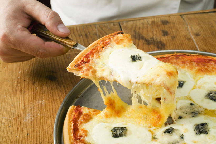 奶酪,西方人,手,一个人,横图,俯视,室内,特写,白天,烹饪,西餐,餐桌,桌子,餐具,金属制品,欧洲,欧洲人,仅一个男性,仅一个人,一把,握,阴影,反射,金属,木制,铲子,碟子,盘,影子,干酪,起司,料理,食品,披萨,匹萨,芝士,营养,菜肴,美食,食物,仅一个年轻男性,盘子,木制品,碟,快餐,手部,乳酪,西式,握着,佳肴,餐台,单手,乳制品,比萨,发酵,西式快餐,垃圾食品,蓝纹奶酪,意大利薄饼,斯提耳顿干酪,男人,男性,年轻男性,白种人,半身,彩图,高角度拍摄