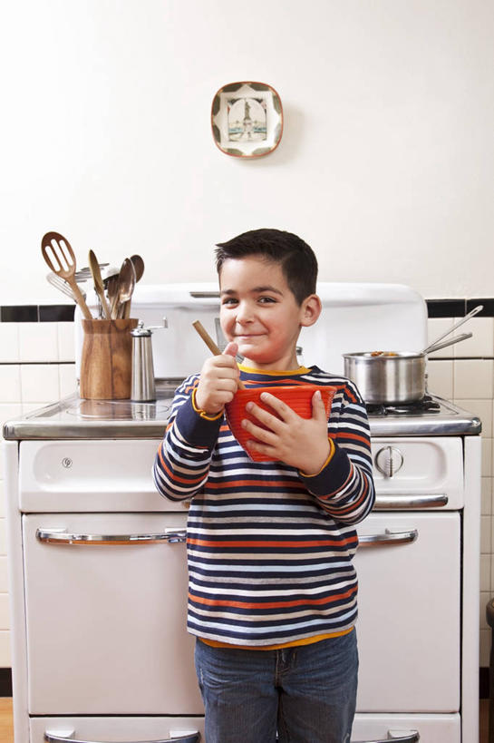 西方人,儿童,一个人,站,笑,微笑,露齿笑,竖图,室内,白天,正面,毛衣,烹饪,纯洁,餐桌,厨房,桌子,厨具,金属制品,欧洲,欧洲人,仅一个男性,仅一个人,握,阴影,服装,裤子,时间,反射,金属,铲子,锅子,时钟,影子,计时,注视,牛仔裤,休闲装,锅,小孩,衣服,挂钟,钟表,观察,看,站着,仅一个小孩,休闲,休闲服,表,可爱,童年,童趣,握着,服饰,餐台,锅具,观看,灶具,察看,关注,燃气灶,线衫,童真,烂漫,无邪,烹饪用具,燃气具,天真,男孩,男人,男性,白种人,孩子,烹调用具,钟,烹调,站立,半身,彩图,绒衣,套衫,套头毛衣,线衣,灶间,男生