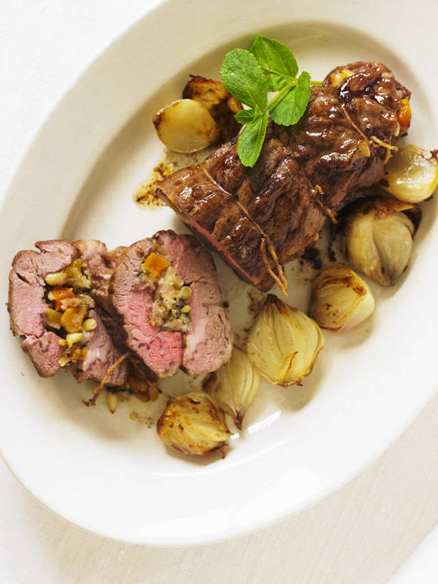 无人,竖图,俯视,室内,特写,白天,白色背景,烹饪,西餐,餐桌,桌子,蔬菜,洋葱,餐具,阴影,新鲜,反射,碟子,盘,影子,肉,料理,食品,羊肉,菜肴,美食,肉类,食物,一个,白色,盘子,碟,西式,摄影,佳肴,有机食品,绿色食品,影棚,单个,餐台,玉葱,横截面,剖面,肉食,截面,截面图形,圆葱,洋葱头,球葱,葱头,彩图,高角度拍摄,影棚拍摄,拍摄