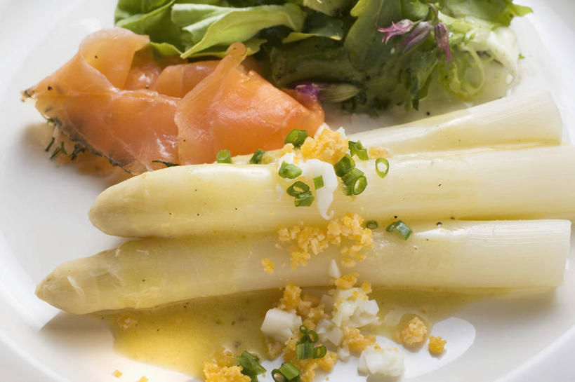 三文鱼,无人,横图,俯视,室内,特写,白天,烹饪,西餐,餐桌,桌子,鲑鱼,芦笋,蔬菜,餐具,阴影,新鲜,反射,碟子,盘,影子,肉,鱼肉,料理,食品,菜肴,美食,肉类,食物,一个,白色,盘子,碟,西式,佳肴,有机食品,绿色食品,单个,餐台,大马哈鱼,肉食,撒蒙鱼,萨门鱼,冰海之皇,鲑,马哈鱼,麻哈鱼,大麻哈鱼,猪尾巴,药鸡豆子,石刁柏,蚂蚁杆,龙须菜,狼尾巴根,彩图,高角度拍摄