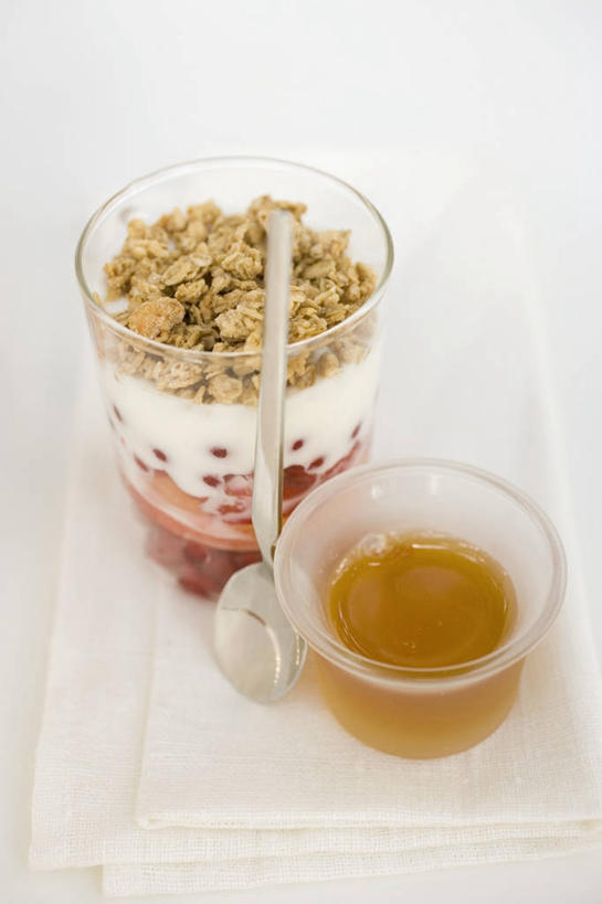 蜂蜜,牛奶,无人,竖图,俯视,室内,特写,白天,白色背景,早餐,餐桌,桌子,杯子,一堆,许多,阴影,堆叠,堆积,反射,影子,谷物,食品,饮品,营养,酸奶,美食,饮食,玻璃制品,饮料,两个,水杯,保健,摄影,影棚,餐台,堆,麦片,乳制品,奶,发酵,花蜜,止痛,解毒,优格,优酪乳,冬酿,石蜜,玻璃杯,彩图,高角度拍摄,影棚拍摄,拍摄