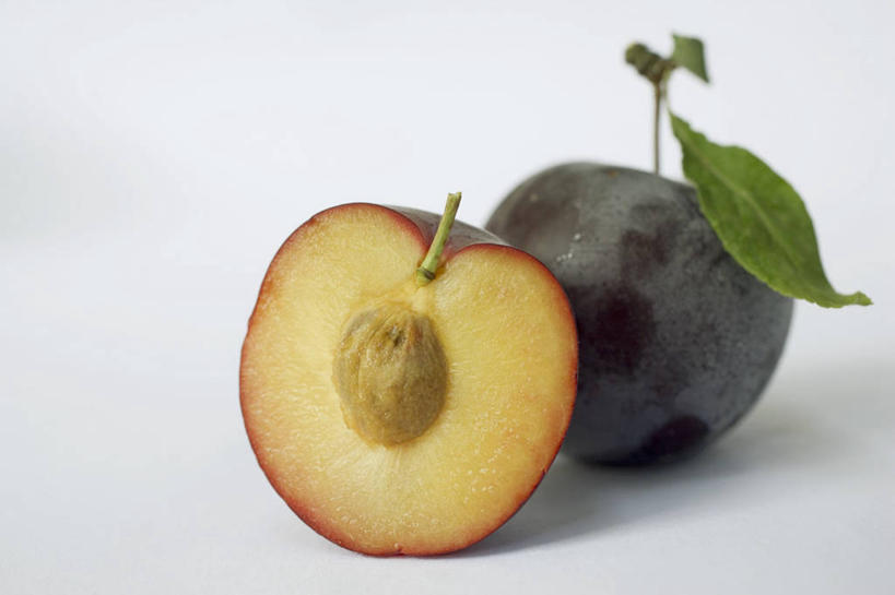 无人,横图,室内,特写,白天,白色背景,正面,餐桌,桌子,李子,水果,叶子,阴影,新鲜,反射,影子,生食,食品,果实,绿叶,食物,两个,嫩叶,摄影,有机食品,绿色食品,影棚,餐台,横截面,剖面,红李,鸡血李,杏李,截面,截面图形,叶,叶片,彩图,影棚拍摄,拍摄