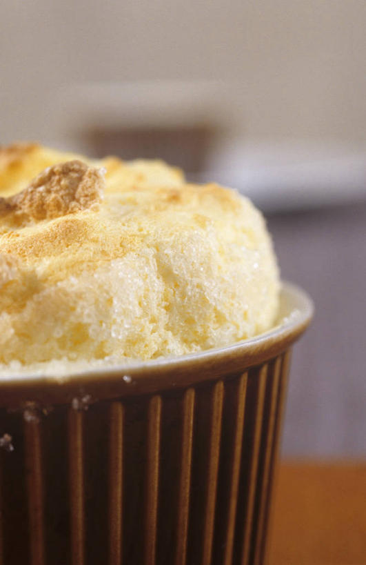 点心,无人,竖图,室内,特写,白天,正面,下午茶,餐桌,桌子,阴影,朦胧,模糊,反射,影子,墙,食品,墙壁,墙面,食物,糕点,一个,单个,餐台,彩图,蛋奶酥,梳乎厘,舒芙里,蛋糕