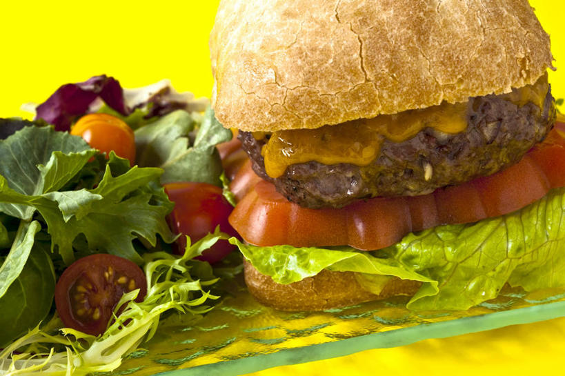 点心,面包,无人,横图,俯视,室内,特写,白天,烹饪,西餐,餐桌,桌子,西红柿,小番茄,阴影,黄色背景,反射,影子,调料,酱料,酱汁,肉,佐料,汉堡,牛肉,料理,食品,面点,调味品,调味料,酱,菜肴,美食,肉类,食物,糕点,红色,快餐,西式,摄影,佳肴,影棚,餐台,肉食,西式快餐,垃圾食品,芝麻菜,德国芥菜,火箭生莱,芸芥,芝麻叶,紫花南芥,小西红柿,樱桃小番茄,珍珠小番茄,樱桃番茄,圣女果,番茄,彩图,高角度拍摄,影棚拍摄,拍摄