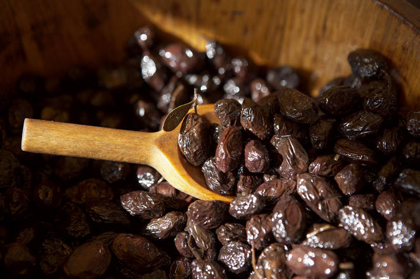 无人,横图,俯视,室内,特写,白天,餐桌,桌子,橄榄,水果,一把,一堆,许多,阴影,堆叠,堆积,朦胧,模糊,新鲜,反射,木制,影子,勺子,生食,食品,果实,食物,木制品,调羹,汤匙,有机食品,绿色食品,餐台,堆,黑橄榄,乌橄榄,乌榄,油橄榄,青果,白榄,彩图,高角度拍摄