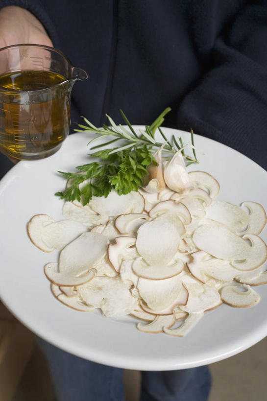 西方人,一个人,捧,竖图,俯视,室内,特写,白天,餐桌,桌子,蔬菜,杯子,餐具,欧洲,欧洲人,仅一个男性,仅一个人,阴影,服装,裤子,新鲜,反射,碟子,盘,影子,菌菇,蘑菇,食用油,油,橄榄油,食品,菌类,牛仔裤,休闲装,中药,玻璃制品,食物,仅一个年轻男性,一个,衣服,白色,盘子,水杯,碟,休闲,休闲服,食用菌,服饰,有机食品,绿色食品,单个,餐台,药材,牛肝菌,植物油,中药材,美味牛肝菌,大脚菇,男人,男性,年轻男性,白种人,玻璃杯,端,端着,捧着,手捧,半身,彩图,高角度拍摄