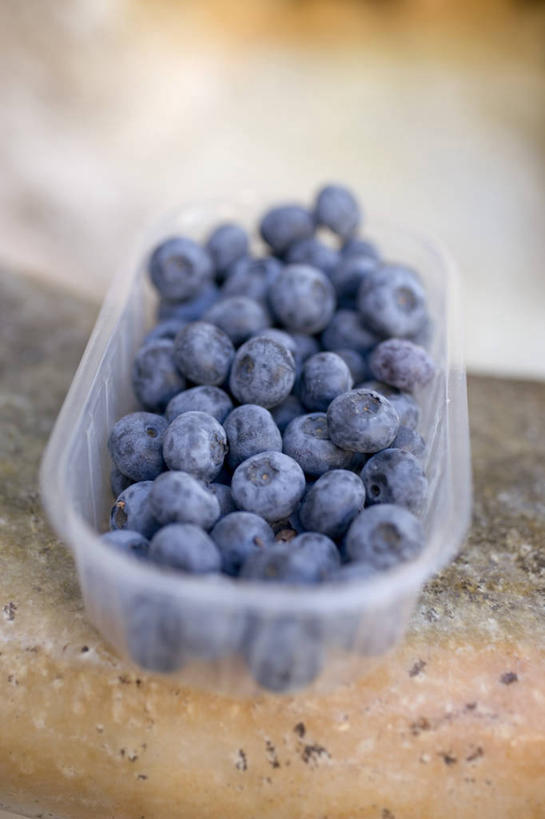 无人,竖图,俯视,室内,特写,白天,餐桌,桌子,浆果,蓝莓,水果,一堆,许多,阴影,堆叠,堆积,朦胧,模糊,新鲜,反射,影子,塑料,生食,食品,果实,盒子,食物,一个,蓝色,容器,塑料制品,有机食品,绿色食品,单个,餐台,储藏,堆,储存,山都柿,蓝浆果,蓝靛果,彩图,高角度拍摄,贮存