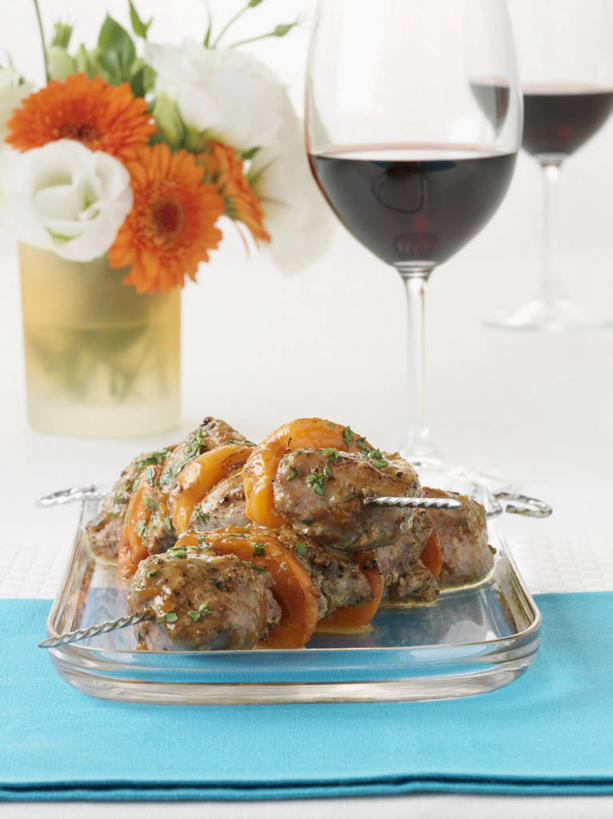 红酒,葡萄酒,无人,竖图,俯视,室内,特写,白天,白色背景,烹饪,西餐,餐桌,桌子,杏,杯子,餐具,水果,许多,阴影,新鲜,盛开,反射,碟子,高脚杯,盘,影子,肉,生食,料理,食品,果实,红酒杯,酒类,两杯,花蕾,羊肉,菜肴,美食,肉类,玻璃制品,酒,花,花瓣,花朵,鲜花,食物,饮料,两个,盘子,酒杯,碟,花苞,花蕊,红葡萄酒,西式,摄影,佳肴,有机食品,绿色食品,影棚,餐台,葡萄酒杯,肉食,杏果,玻璃杯,杏子,彩图,高角度拍摄,影棚拍摄,拍摄