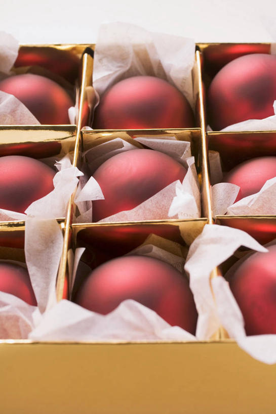 无人,竖图,俯视,室内,特写,白天,白色背景,餐桌,桌子,静物,一排,许多,阴影,整齐,装饰,反射,挂饰,影子,纸盒,圣诞球,盒子,球,排列,红色,包装盒,球体,摄影,影棚,餐台,华丽,修饰,点缀,队列,衬托,美观,雅致,雅观,彩图,高角度拍摄,影棚拍摄,拍摄