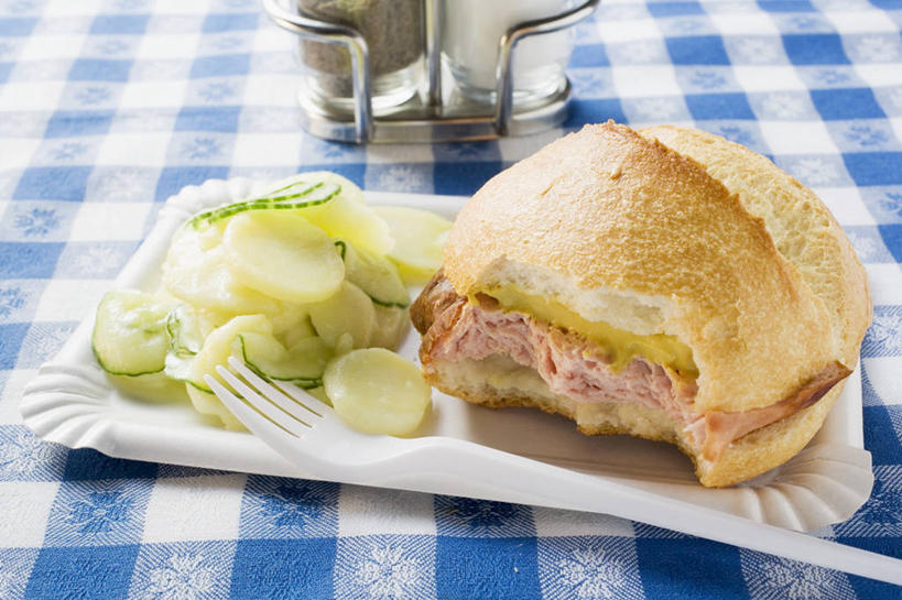 点心,面包,芥末,无人,横图,俯视,室内,特写,白天,烹饪,西餐,餐桌,桌子,蔬菜,土豆,餐具,一堆,许多,阴影,堆叠,堆积,新鲜,反射,布料,叉子,碟子,方格,格子,盘,影子,塑料,调料,酱料,酱汁,肉,生食,蔬菜沙拉,佐料,汉堡,沙拉,料理,食品,面点,调味品,调味料,布纹,色拉,酱,沙律,菜肴,美食,肉类,桌布,食物,糕点,盘子,餐巾,塑料制品,碟,台布,快餐,西式,佳肴,有机食品,绿色食品,餐台,色拉酱,堆,千岛酱,肉食,西式快餐,垃圾食品,餐叉,芥末酱,馍馍蛋,进餐用具,洋芋,山药蛋,马铃薯,彩图,高角度拍摄,芥辣,芥辣酱,美式芥末,美式芥末酱