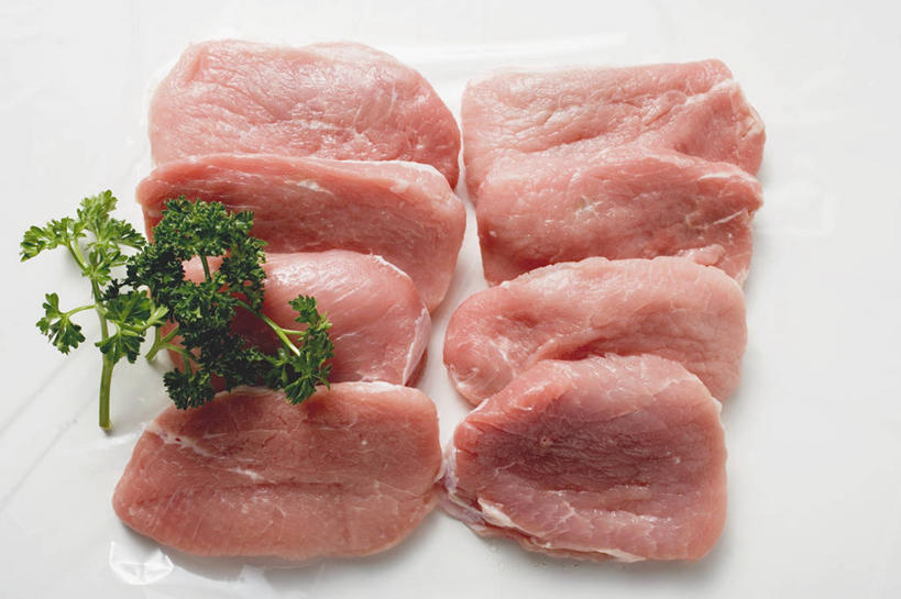 无人,横图,俯视,室内,特写,白天,白色背景,餐桌,桌子,芹菜,蔬菜,一排,许多,阴影,新鲜,整齐,反射,影子,肉,生食,牛肉,肉类,排列,红色,摄影,荷兰芹,欧芹,香芹,影棚,餐台,队列,肉食,法香,巴西利,洋香菜,洋芫荽,法国香菜,旱芹菜,番荽,彩图,高角度拍摄,影棚拍摄,拍摄