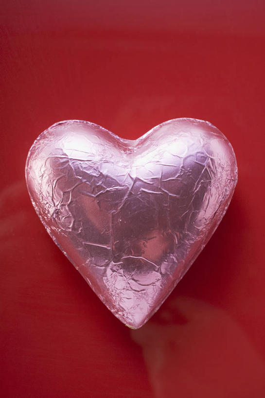 无人,竖图,俯视,室内,特写,白天,爱情,餐桌,桌子,阴影,红色背景,爱心,反射,包装,包装纸,铝箔纸,锡箔纸,影子,纸,食品,糖,糖果,甜点,甜品,纸张,浪漫,食物,一个,甜食,巧克力,温暖,温馨,心形,恩爱,摄影,影棚,单个,餐台,朱古力,和睦,包装材料,锡箔,铝箔,心型,彩图,高角度拍摄,影棚拍摄,拍摄,融洽