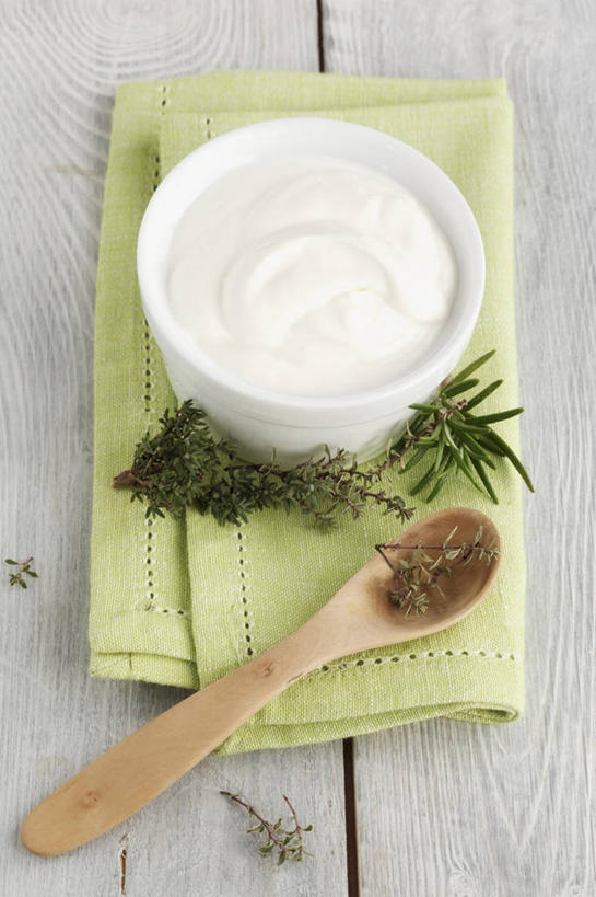 点心,无人,竖图,俯视,室内,特写,白天,餐桌,桌子,一把,阴影,芳香,反射,木制,影子,勺子,陶瓷,调味,香料,佐料,食品,甜点,甜品,陶瓷制品,食物,糕点,白色,木制品,容器,调羹,汤匙,碗,甜食,奶油,香草,餐台,储藏,吉祥,百里香,迷迭香,麝香草,配料,乳制品,储存,如意,海洋之露,勇气,作料,勇敢,地椒,自尊,不屈,激凌,克林姆,淇淋,平安,彩图,高角度拍摄,贮存