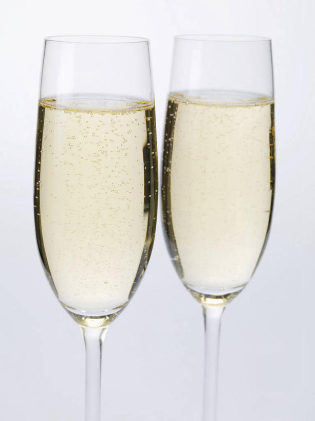 葡萄酒,无人,竖图,室内,特写,白天,白色背景,正面,奢侈,快乐,餐桌,桌子,杯子,阴影,反射,高脚杯,影子,两杯,浪漫,玻璃制品,酒,饮料,两个,酒杯,香槟,诱惑,摄影,影棚,餐台,香槟杯,气泡酒,起泡酒,汽酒,玻璃杯,彩图,影棚拍摄,高兴,欢笑,拍摄