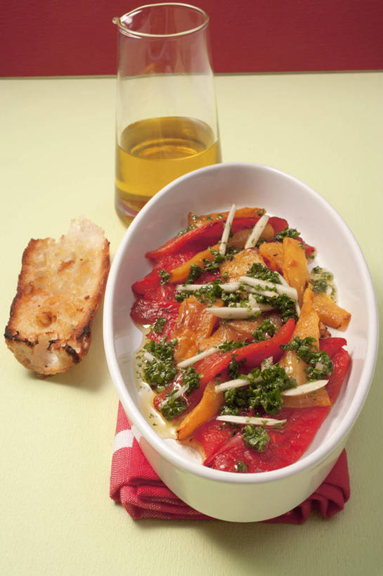 点心,面包,无人,竖图,俯视,室内,特写,白天,餐桌,桌子,辣椒,蔬菜,杯子,阴影,新鲜,反射,布料,影子,陶瓷,肉,食用油,油,橄榄油,食品,面点,陶瓷制品,布纹,肉类,玻璃制品,桌布,食物,糕点,红色,白色,餐巾,容器,水杯,台布,碗,有机食品,绿色食品,餐台,储藏,储存,肉食,彩椒,植物油,辣角,红海椒,大椒,辣虎,广椒,玻璃杯,甜椒,柿子椒,辣子,海椒,番椒,灯笼椒,彩图,高角度拍摄,贮存