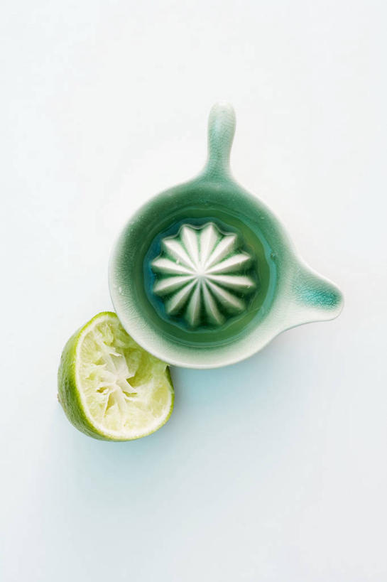 无人,竖图,俯视,室内,特写,白天,白色背景,餐桌,桌子,水果,阴影,新鲜,反射,影子,生食,食品,果实,榨汁机,食物,摄影,有机食品,绿色食品,影棚,餐台,横截面,剖面,手动榨汁机,酸橙,代代,截面,截面图形,橙子,橙,彩图,高角度拍摄,影棚拍摄,拍摄