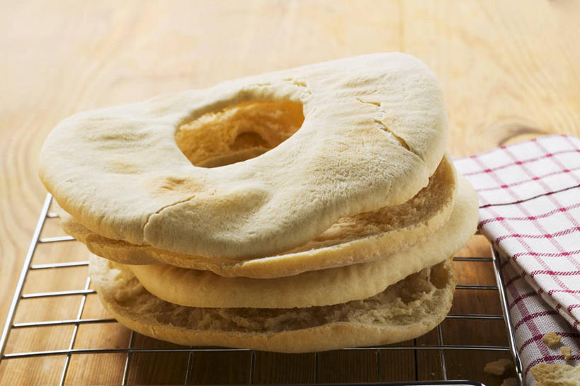 点心,面包,无人,横图,俯视,室内,特写,白天,烘焙,餐桌,桌子,金属制品,一堆,阴影,堆叠,堆积,反射,金属,布料,影子,食品,面点,布纹,架子,桌布,食物,糕点,餐巾,台布,四块,餐台,堆,冷却,冷却架,彩图,高角度拍摄