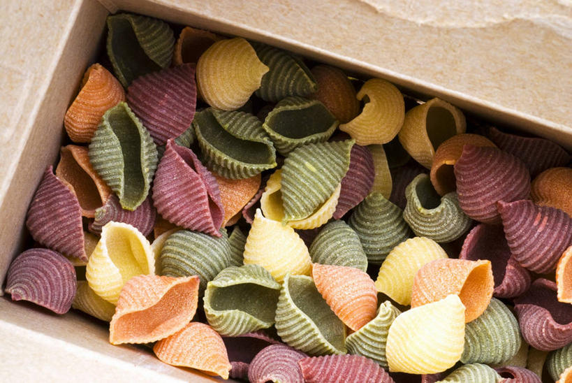 面食,面条,意大利面,无人,横图,俯视,彩色,室内,特写,白天,西餐,餐桌,桌子,一堆,许多,阴影,堆叠,堆积,反射,影子,纸盒,面,料理,食品,盒子,食物,包装盒,西式,餐台,堆,五颜六色,色彩斑斓,贝壳面,五彩缤纷,五彩斑斓,五光十色,彩图,高角度拍摄