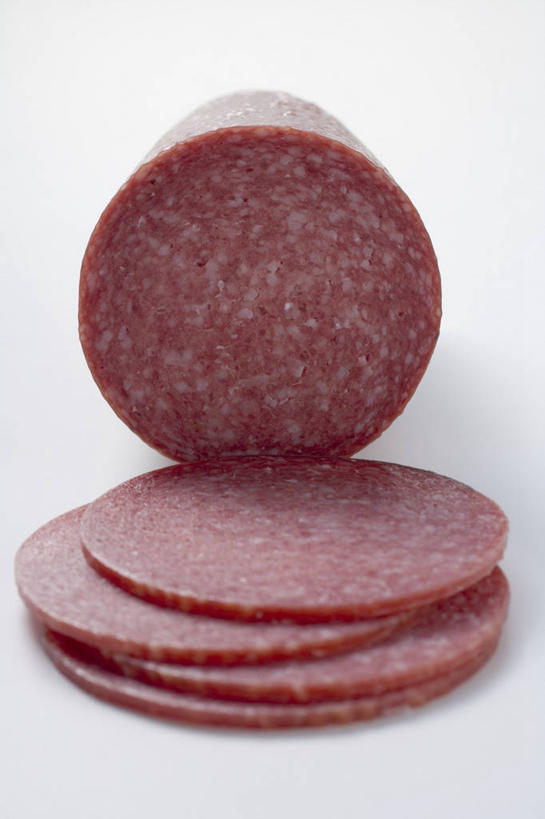 无人,竖图,室内,特写,白天,白色背景,正面,餐桌,桌子,切开,阴影,反射,影子,肉,香肠,腊肠,肉类,切,摄影,影棚,餐台,横截面,剖面,肉食,切面,截面,截面图形,彩图,影棚拍摄,拍摄